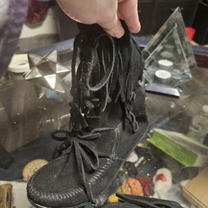 Minnetonka Black Leather Women's Moccasins